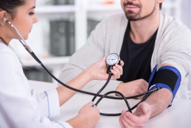 médico mede a pressão arterial na hipertensão